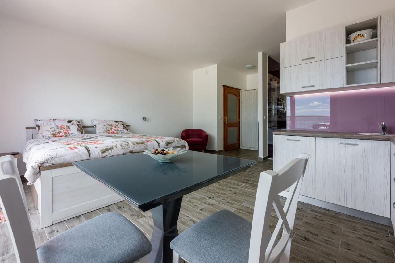 דראמליי Apartments Djusi מראה חיצוני תמונה